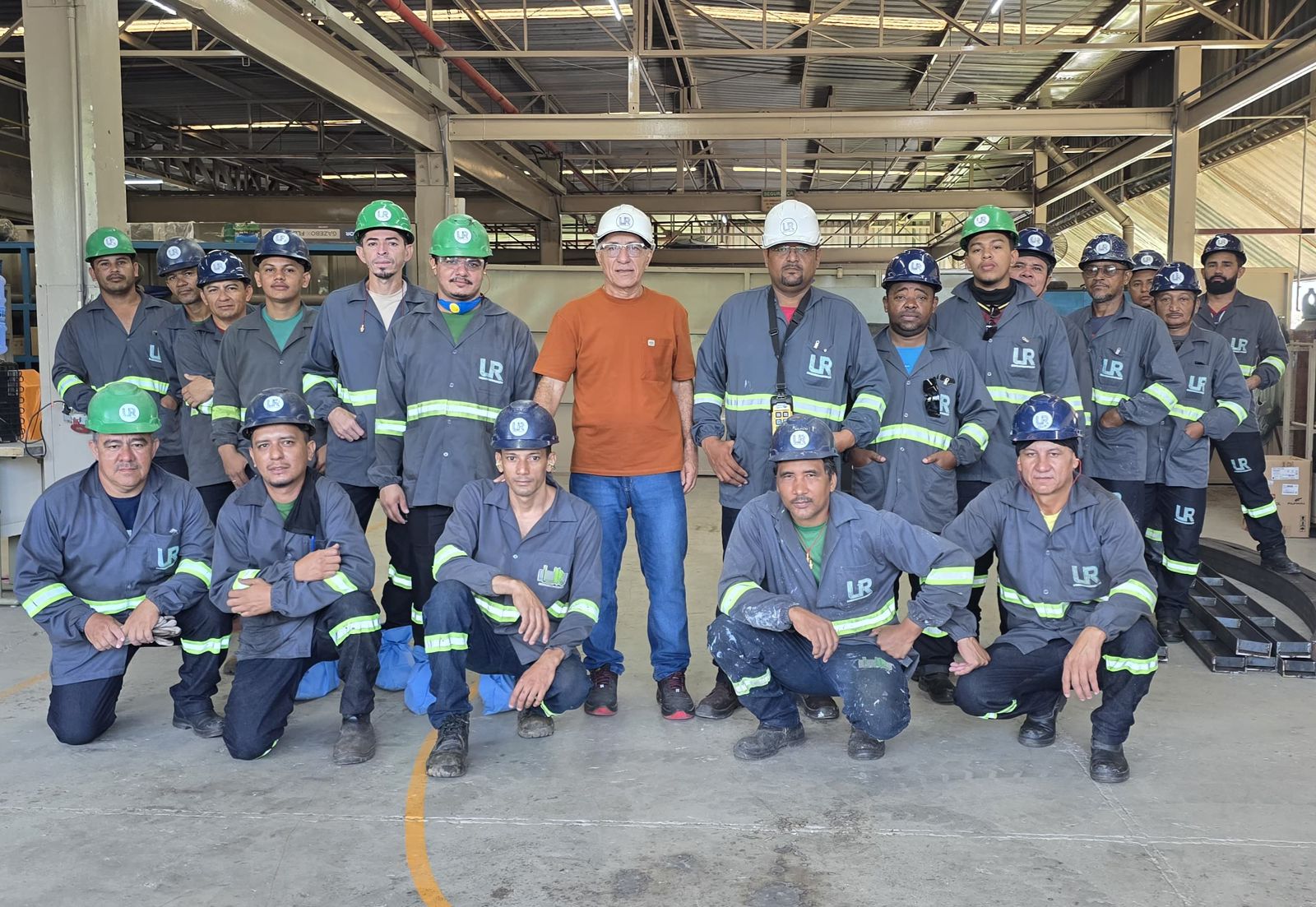 Equipe de engenheiros LR Montagem em ambiente industrial